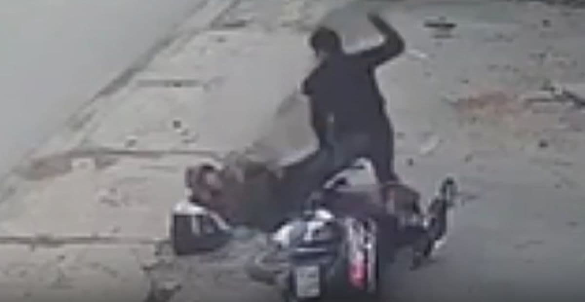 Veja momento que ex-companheiro esfaqueia mulher ao flagrá-la com outro homem