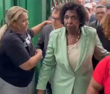 VÍDEO: Deputados federais e ministros do governo entram no Morro do Alemão