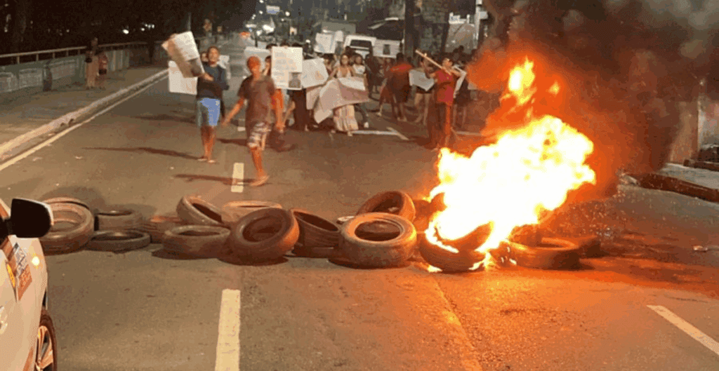 Família de jovem morto durante operação da Rocam faz protesto na Compensa; vídeos