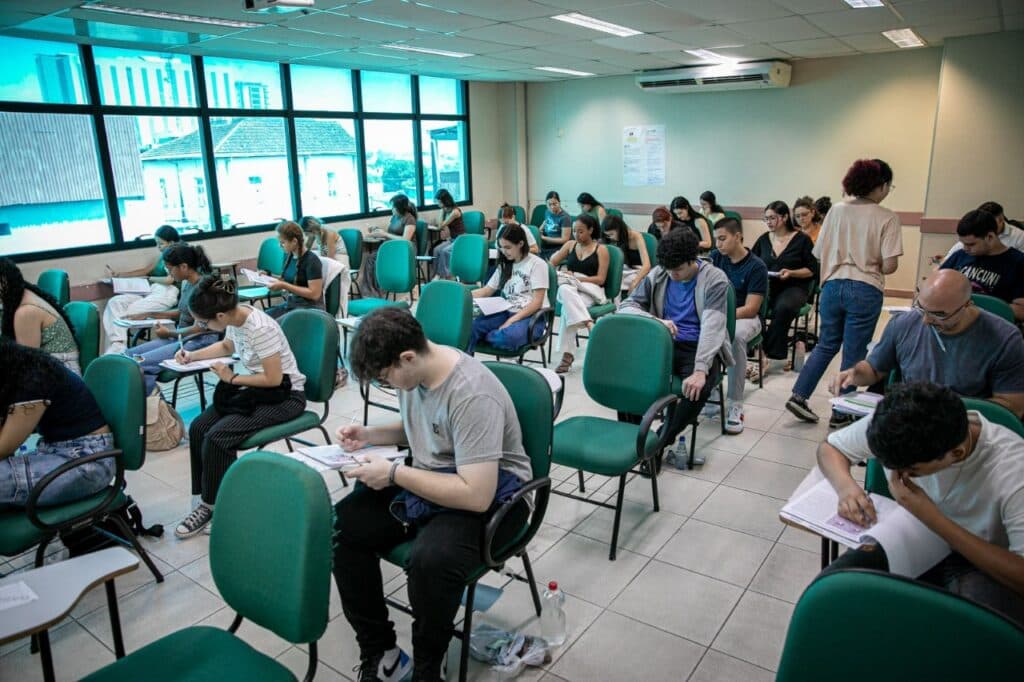 Vestibular 2025 da UEA mobiliza milhares de candidatos em todo o Amazonas