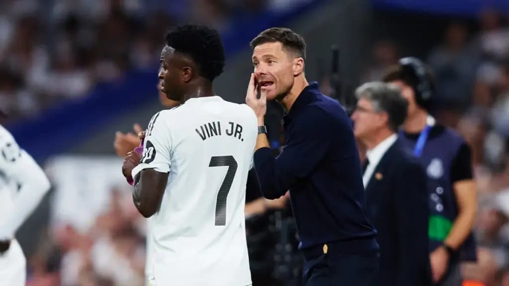 Técnico do Real Madrid revela conversa com Vini Jr. após polêmica em jogo contra o Barcelona