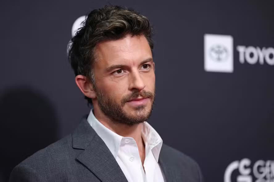 Ator da série “Bridgerton” é eleito homem mais sexy do mundo pela revista People