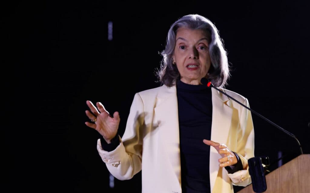 “Ditadura é erva daninha: precisa ser arrancada todos os dias”, alerta Cármen Lúcia