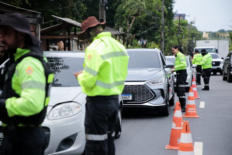 Pneus ‘carecas’ e motoristas sem CNH: fiscalização retira 14 veículos das ruas por irregularidades em Manaus