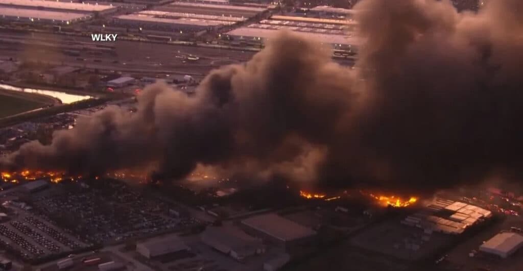VÍDEOS: Veja momento da explosão de avião após queda, nos EUA; 7 pessoas morreram