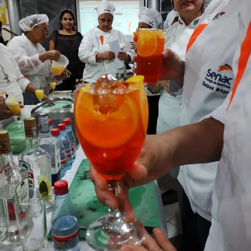 Aperol, o aperitivo criado em 1919 em Pádua, ganha o mundo e conquista jovens com a versão Spitz