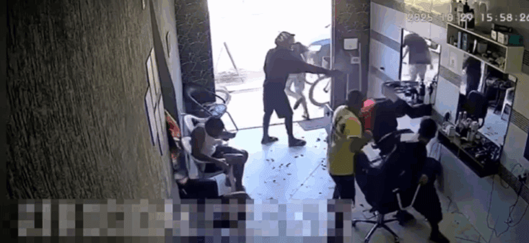 VÍDEO: Criminosos chegam de moto e matam rapaz enquanto ele cortava cabelo