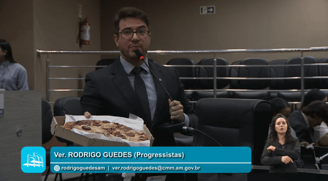 Segurando uma pizza, vereador cobra CMM por caso Bual: “Um mês de silêncio é inaceitável”