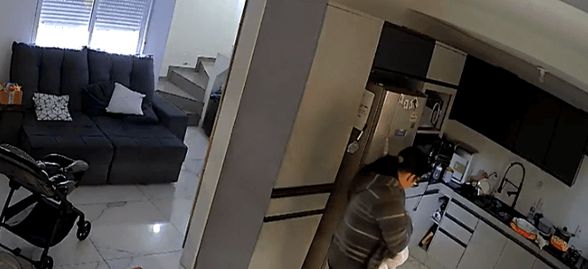 Câmeras flagram babá agredindo bebê de seis meses em Porto Alegre