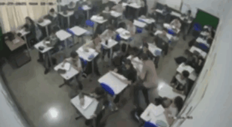 Professor agride aluno de 11 anos com tapas dentro de sala de aula