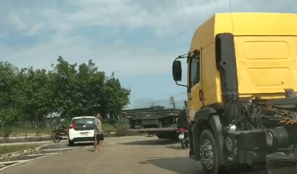 Acidente entre carreta e carro trava trânsito na bola da Suframa, em Manaus