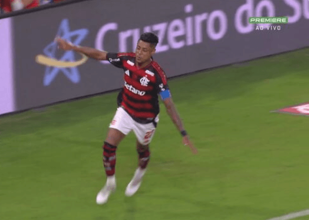 Flamengo vence o Santos no Maracanã e segue na briga pelo topo da tabela