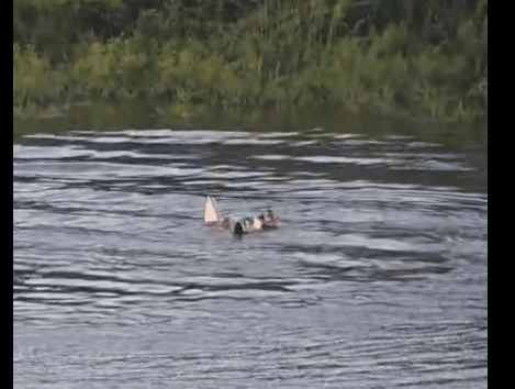 VÍDEO: Família é resgatada após bote salva-vidas afundar em Amaturá
