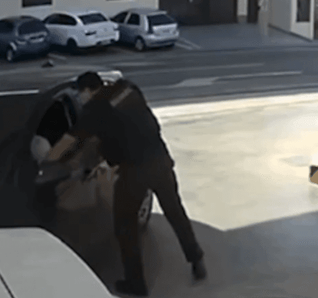 Policial é arrastado por carro durante abordagem em posto de combustível