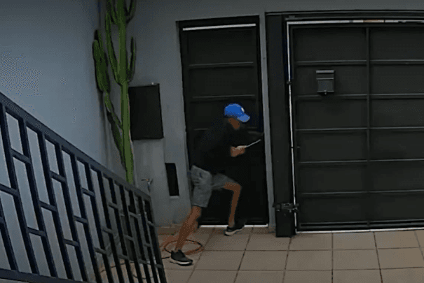 Carro de criminosos capota durante fuga após tentativa de roubo a casa em SP