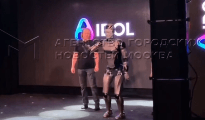 Primeiro robô humanoide russo cai em apresentação e vira piada nas redes