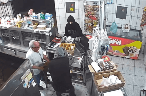 Idoso enfrenta assaltantes com banco de madeira e assusta criminosos em SP