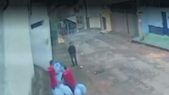 VÍDEO: detento aproveita momento de levar o lixo e foge de presídio em MG
