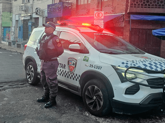 Jovem é preso com bolsa recheada de cigarros de maconha em Manaus