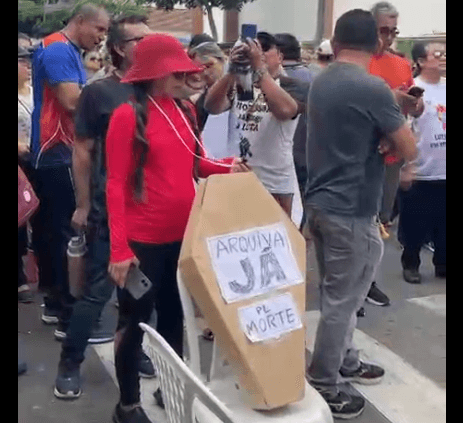 Com caixões, professores protestam em frente à CMM contra Reforma da Previdência em Manaus