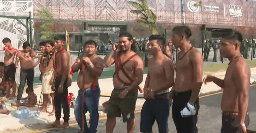 Indígenas protestam em frente à Blue Zone da COP30 em defesa de território