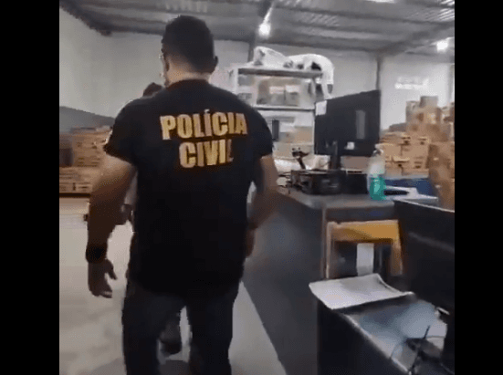 Vídeo mostra prisão de funcionário da TV Lar Motos por furto de R$150 mil em peças