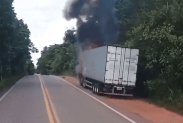 VÍDEO: Caminhão pega fogo próximo à Reserva Indígena na BR-174