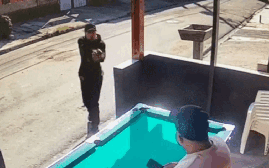 VÍDEO: homem é morto a tiros dentro de bar na Grande SP