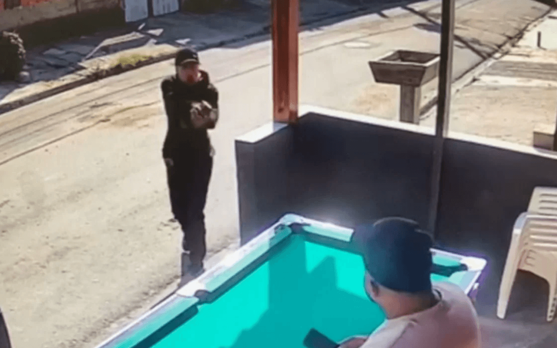 VÍDEO: homem é morto a tiros dentro de bar na Grande SP