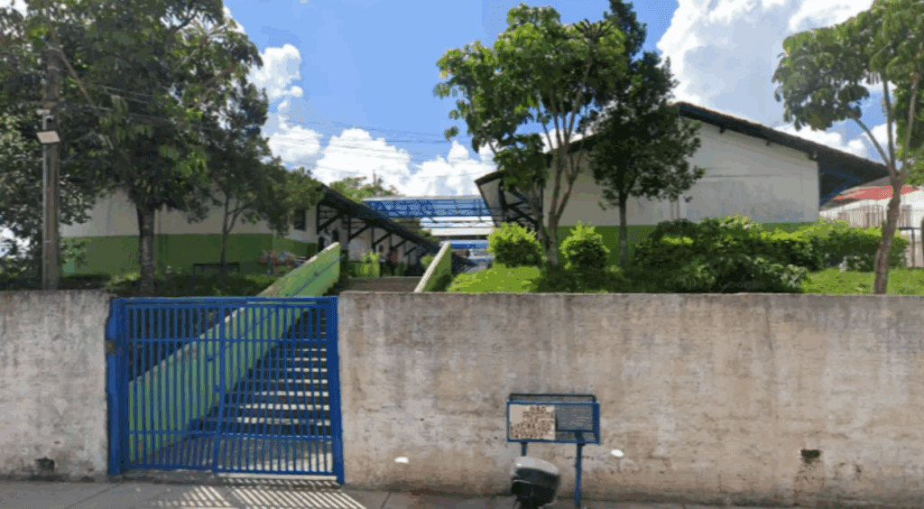 Diretora é afastada após descoberta de câmera em banheiro de escola