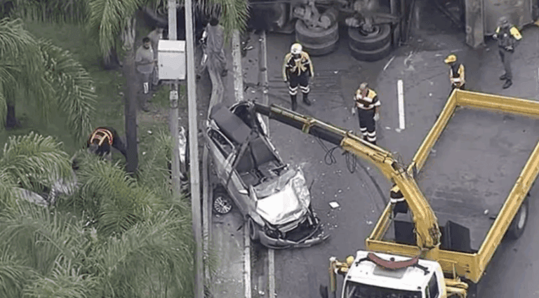 Motorista fica preso às ferragens após caminhão de lixo tombar na Marginal Tietê