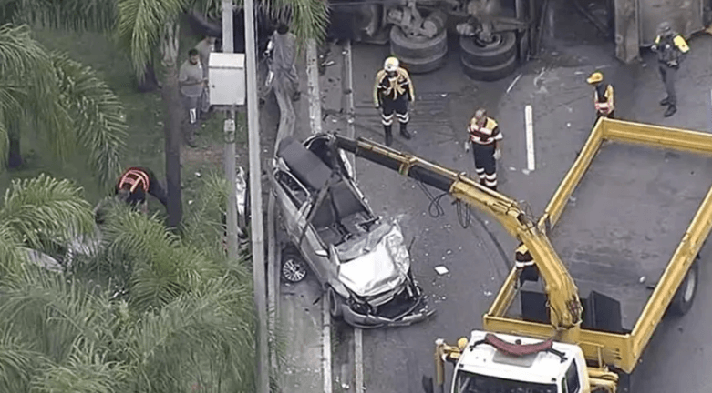 Motorista fica preso às ferragens após caminhão de lixo tombar na Marginal Tietê