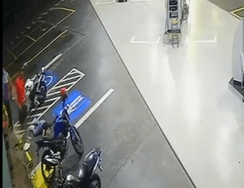 Vídeo mostra Coronel da PM agredindo esposa em posto de combustíveis em Manaus