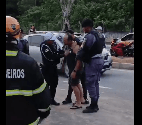 Vídeo mostra desespero de pai ao ver filha morta em ‘racha’ em Manaus