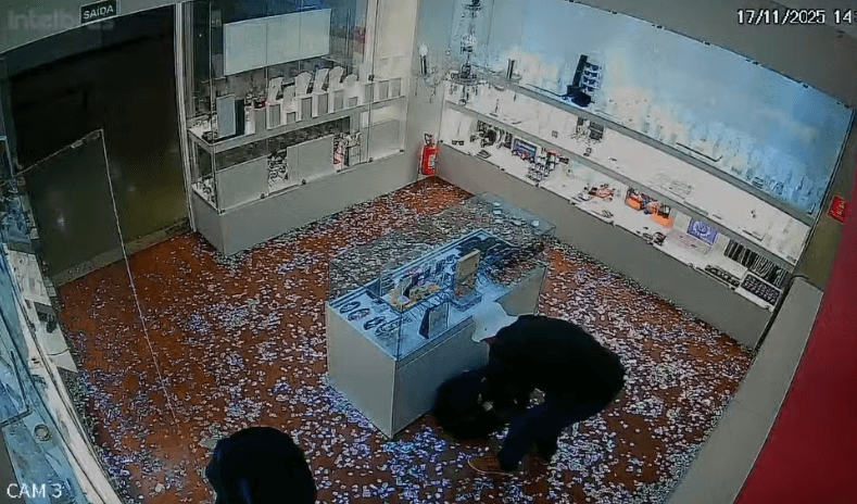 Criminosos rendem funcionária e roubam joalheria na zona Sul de São Paulo