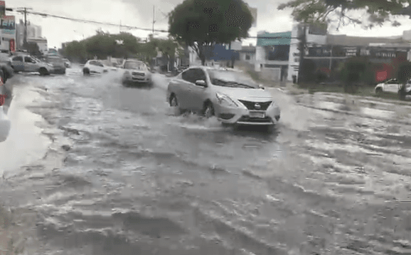 VÍDEO: Forte chuva deixa rua alagada em Manaus