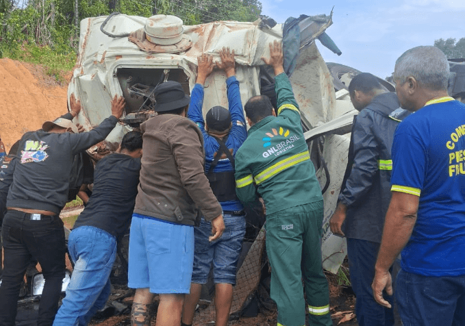 VÍDEO: Motorista fica preso às ferragens após caminhão tombar na AM-010