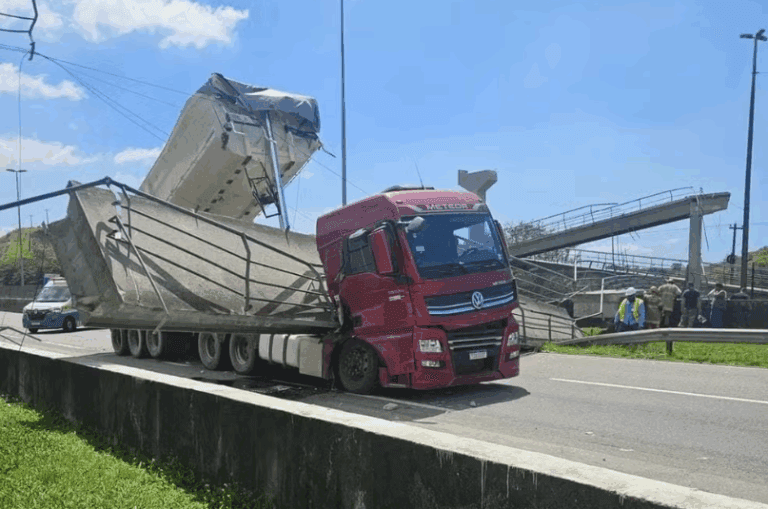 VÍDEO: caminhão derruba passarela e motorista morre esmagado no RJ