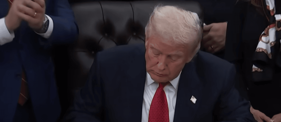 Trump sanciona lei que libera divulgação de arquivos do caso Epstein