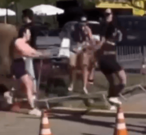 Corredora é desclassificada após derrubar grade e causar queda em prova de 10 km