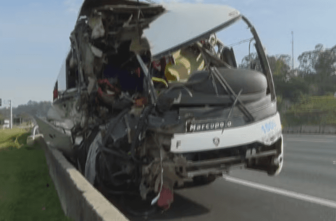 Acidente entre ônibus e caminhão deixa 44 feridos em São Paulo