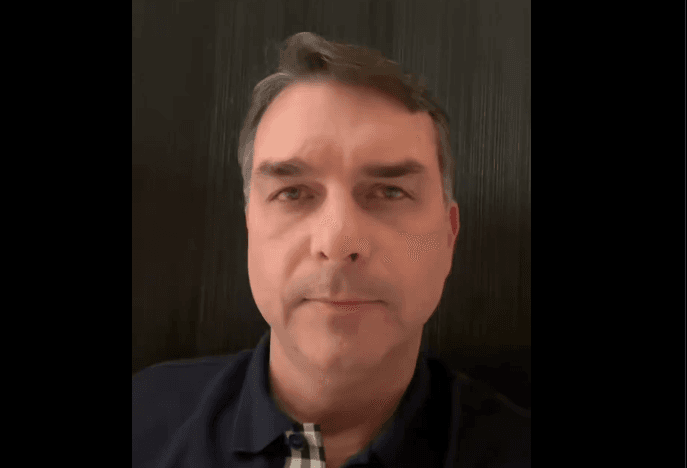Flávio mantém vigília após prisão de Bolsonaro: ‘pela saúde do meu pai’