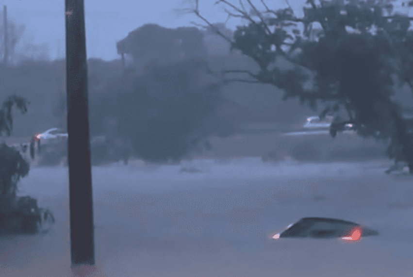 Mulher morre após ter carro arrastado por enxurrada em SP; veja vídeo