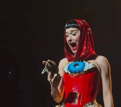 Katy Perry recebe “katybubu” de fã durante show e reação surpreende