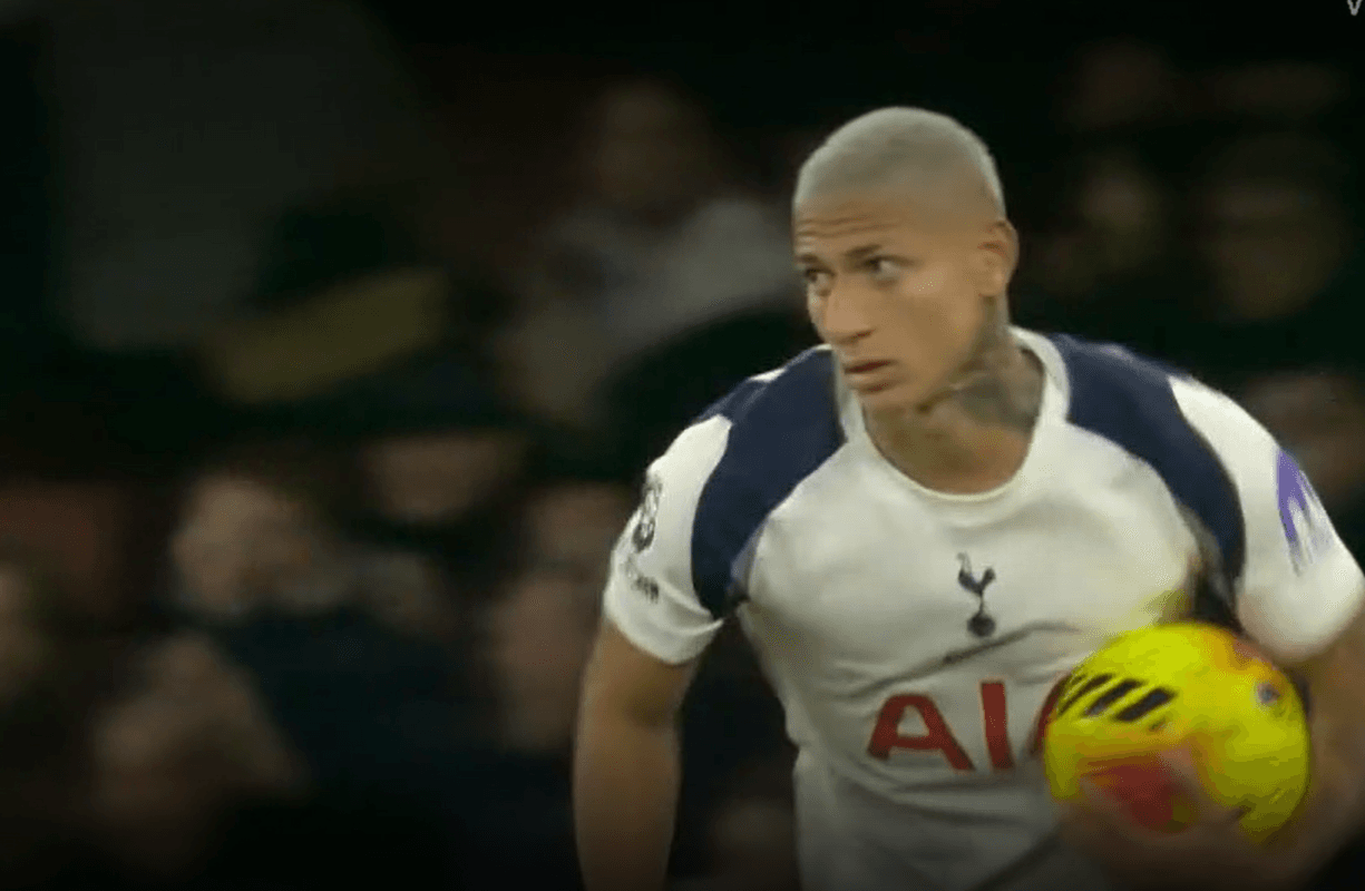 Richarlison marca golaço do meio de campo, mas Tottenham é goleado pelo Arsenal