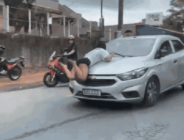 Motorista fura bloqueio e arrasta manifestante no capô durante protesto em Vitória