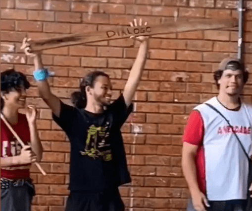 Estudantes usam pernamanca para ironizar “diálogo” com extrema direita na Universidade de Brasília