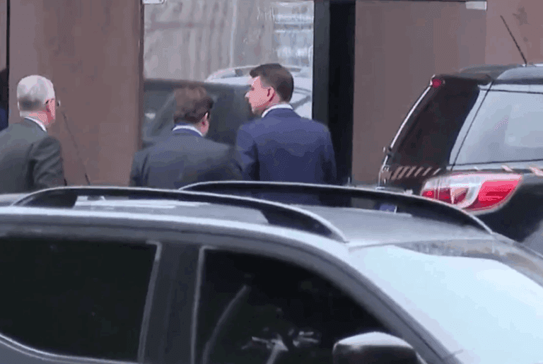 Bolsonaro recebe visita de Flávio e Carlos na Superintendência da PF