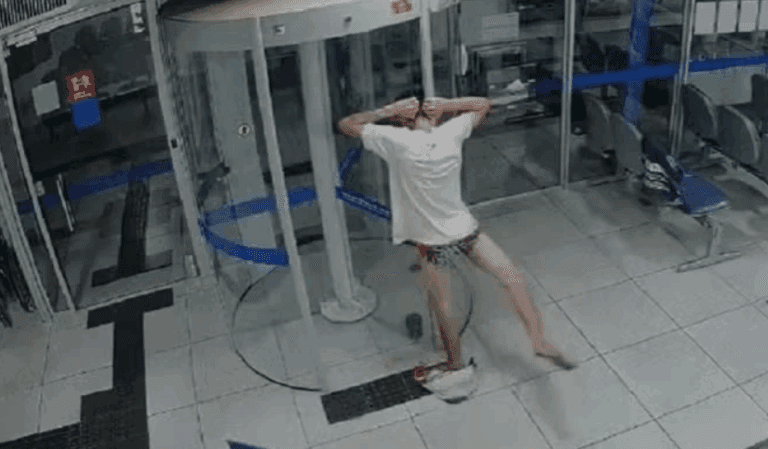 Ladrão fica preso em porta giratória de banco e acaba só de cueca em MG