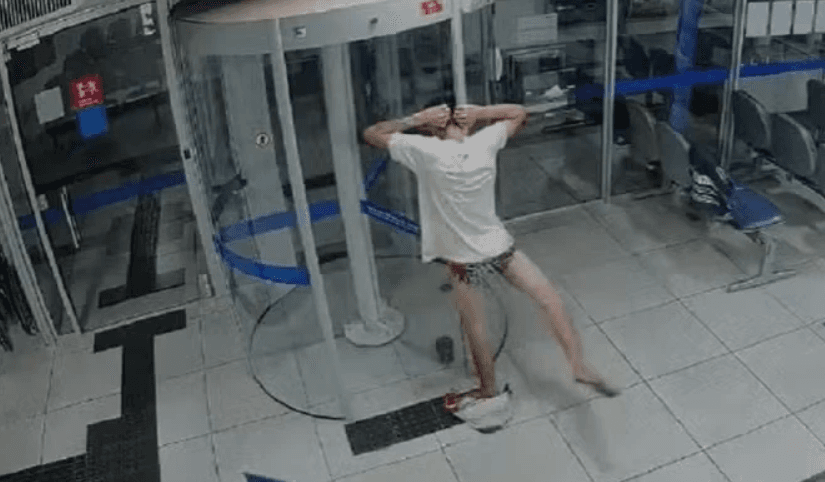 Ladrão fica preso em porta giratória de banco e acaba só de cueca em MG